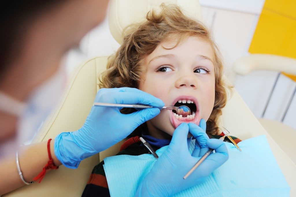 Milk teeth extraction for kids